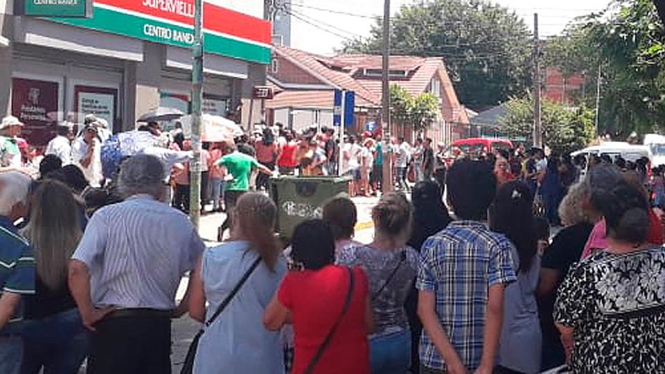Colas y bonos. Hubo largas filas de jubilados en Córdoba y Buenos Aires para cobrar el primer pago de $ 5 mil pesos para los que ganan la mínima. Se repite en enero.