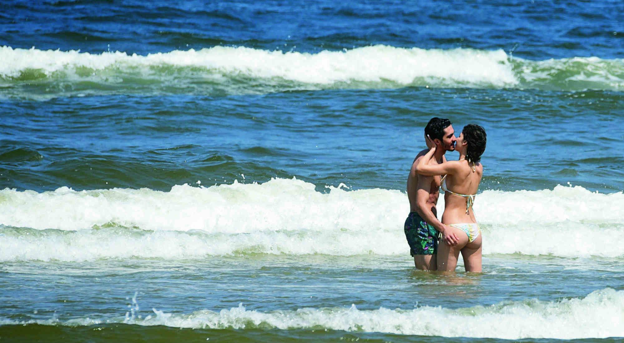 El "Chino" Darín y Ursula Corberó a los besos en el mar y manito en Off Side