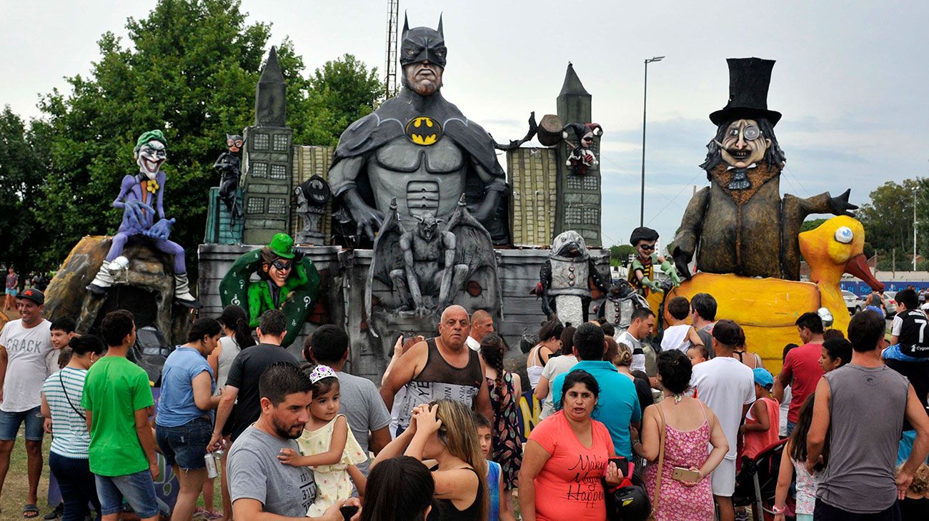 Más de 60 muñecos gigantes, que representan a personajes de la afamada "Toy Story" como Woody o Buzz Lightyear y los tradicionales Batman, Silvestre y los divertidos Looney Tunes, entre otros, arderán en los primeros minutos de 2020 en La Plata, renovando una tradición única en el país que se celebra desde 1956.