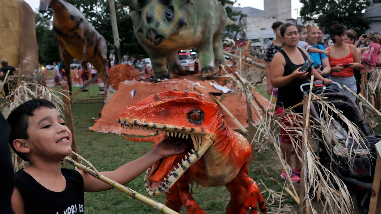 Más de 60 muñecos gigantes, que representan a personajes de la afamada "Toy Story" como Woody o Buzz Lightyear y los tradicionales Batman, Silvestre y los divertidos Looney Tunes, entre otros, arderán en los primeros minutos de 2020 en La Plata, renovando una tradición única en el país que se celebra desde 1956.