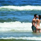 El "Chino" Darín y Ursula Corberó a los besos en el mar y manito en Off Side