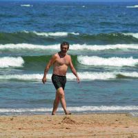 El "Chino" Darín y Ursula Corberó a los besos en el mar y manito en Off Side