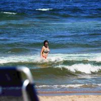 El "Chino" Darín y Ursula Corberó a los besos en el mar y manito en Off Side