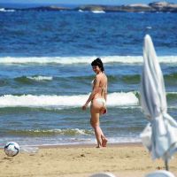 El "Chino" Darín y Ursula Corberó a los besos en el mar y manito en Off Side
