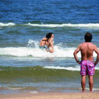 El "Chino" Darín y Ursula Corberó a los besos en el mar y manito en Off Side