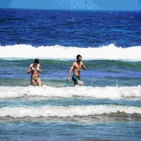 El "Chino" Darín y Ursula Corberó a los besos en el mar y manito en Off Side