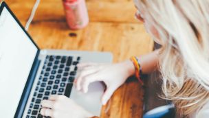 computadora-escribiendo-trabajando-estudiando