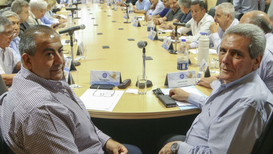 Los secretarios generales de la CGT, Carlos Acuña y Héctor Daer.