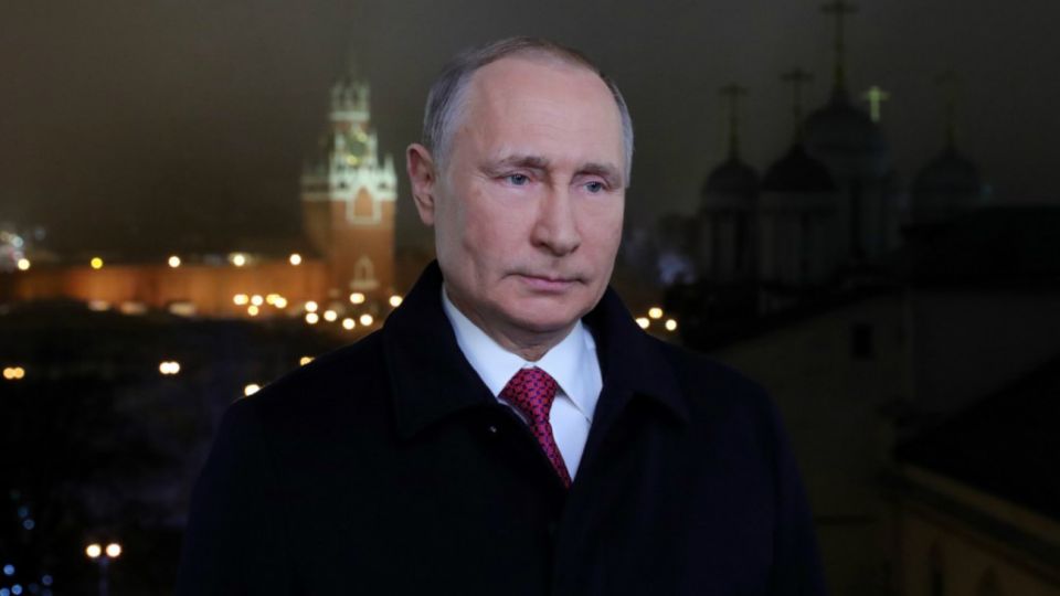 El 31 de diciembre de 1999 Boris Yeltsin renunció con una sorprendente elección sobre quién sería su sucesor: el exdirector del servicio de seguridad nacional.