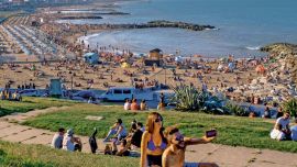 Las expectativas en "La feliz" son altas aunque no tanto como en Pinamar o Cariló. l El Colegio de Martilleros local había acordado meses atrás un aumento del 30% en alquileres temporarios. El objetivo fue apostar al movimiento y a la ocupación antes que a los precios altos. l La variedad de ofertas de la ciudad apuesta a turistas con diferentes niveles económicos. Una habitación doble en puede conseguirse a partir de los $1.900.