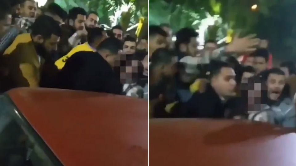 Las imágenes muestran a la víctima de pie en lo que parece ser un local comercial mientras una multitud se reúne en las afueras esperando su salida. Luego se la ve en el centro de una densa multitud, gritando y tratando de avanzar hacia un automóvil mientras decenas hombres de todas las edades abusan de ella.