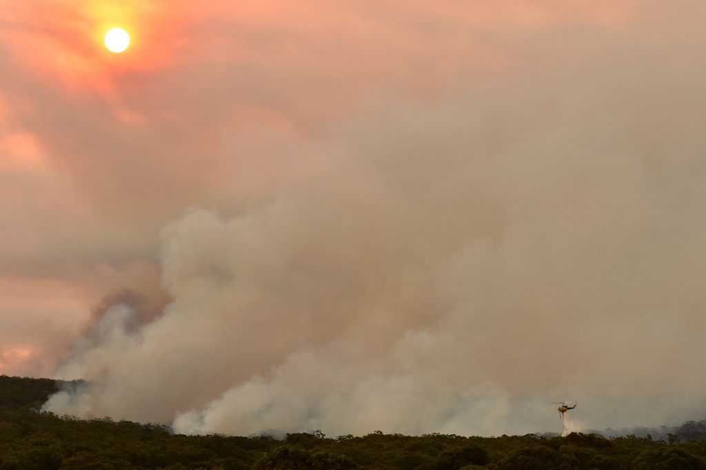 Al menos 20 personas murieron, decenas están desaparecidas y más de 1.300 casas quedaron reducidas a cenizas desde el comienzo de la temporada de incendios en septiembre. Hasta ahora, ardió una superficie equivalente al doble de Bélgica.