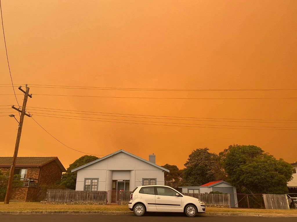 Al menos 20 personas murieron, decenas están desaparecidas y más de 1.300 casas quedaron reducidas a cenizas desde el comienzo de la temporada de incendios en septiembre. Hasta ahora, ardió una superficie equivalente al doble de Bélgica.