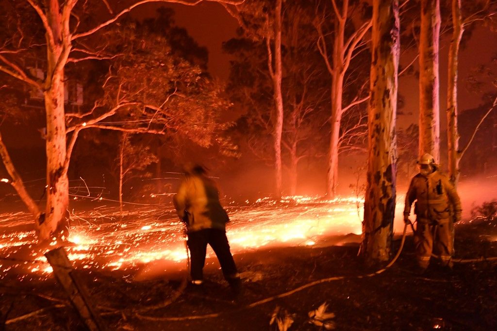 Al menos 20 personas murieron, decenas están desaparecidas y más de 1.300 casas quedaron reducidas a cenizas desde el comienzo de la temporada de incendios en septiembre. Hasta ahora, ardió una superficie equivalente al doble de Bélgica.