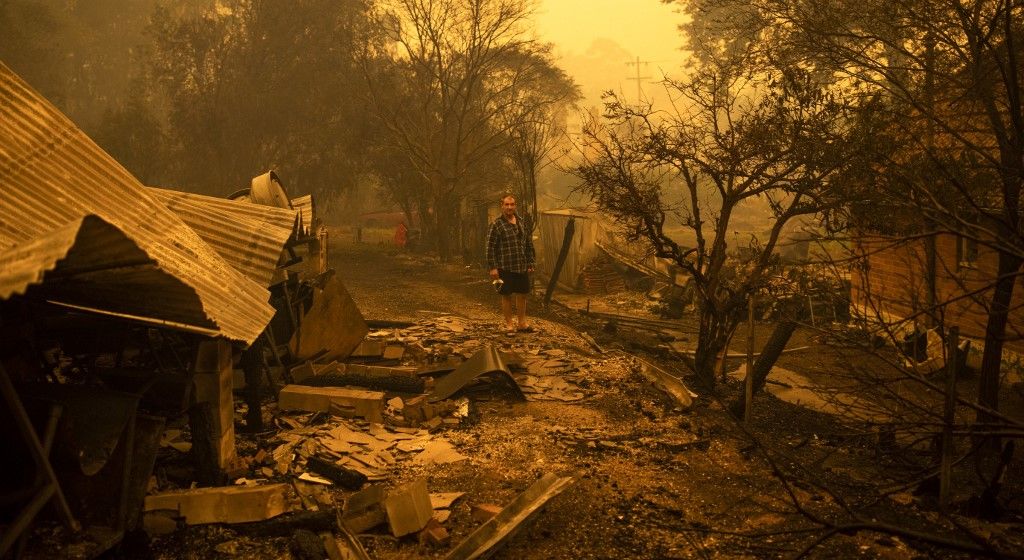 Al menos 20 personas murieron, decenas están desaparecidas y más de 1.300 casas quedaron reducidas a cenizas desde el comienzo de la temporada de incendios en septiembre. Hasta ahora, ardió una superficie equivalente al doble de Bélgica.