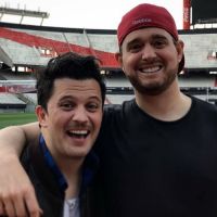 ¡Un copado! Michael Bublé ayudó a su cuñado, Darío Lopilato a promocionar su obra