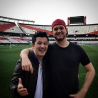 ¡Un copado! Michael Bublé ayudó a su cuñado, Darío Lopilato, a promocionar su obra