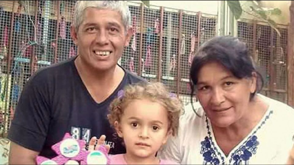 La mujer, junto a su pareja y su nieta.