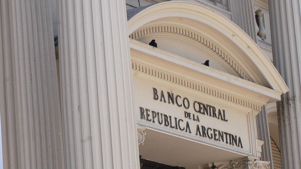 El BCRA flexibiliza encajes a bancos para que otorguen préstamos "baratos" a pymes.