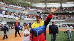 Nicolás Maduro jugando al softbol mientras la Asamblea sesiona con policía.