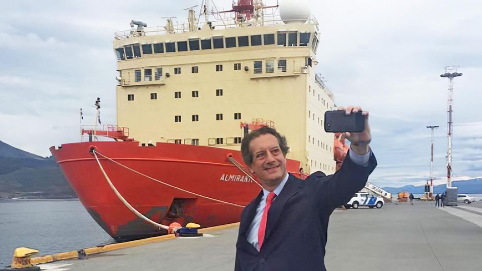 Postal. Pesce, junto al Irízar. Viene del Banco de Tierra del Fuego.