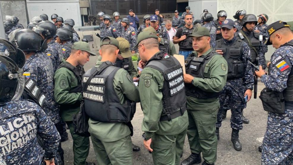 Asamblea de Venezuela con custodia policial