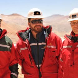 Jesús Sirviente, coordinador del equipo que trabaja en Veladero, junto a Marcelo Fernández, Gerente de Proyectos de Barrick Gold y Jorge Mira, responsable del proyecto de la -próxima a inaugurarse- Línea Eléctrica. | Foto:Barrick Gold