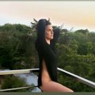 El desnudo cuidado de Julieta Díaz en el balcón de su casa