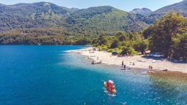Uno de los principales atractivos que hicieron de Bariloche el hit del verano 2021: los lagos perfectos para refrescarse y realizar un poco de kayak.