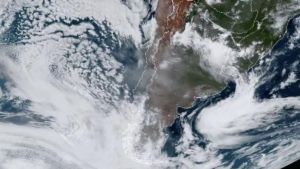 The Argentine Meteorological Service published satellite images of the cloud saying it had been 