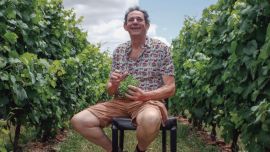 ENTORNO IDEAL. Las viñas de la Bodega Bouza ofrecen un bucólico paisaje que ejerce de escenario soñado para la puesta en escena gastronómica del chef.