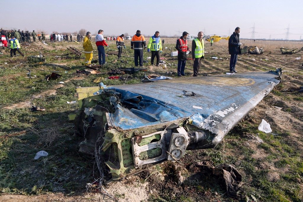 Una aeronave de Ukranie International Airlines se precipitó a tierra en Teherán, causando la muerte de las 176 personas a bordo. Ocurrió poco después de la descarga de misiles contra bases de EEUU en Irak. Al parecer no hay relación.