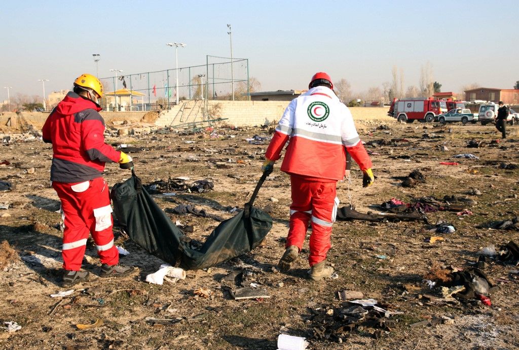 Una aeronave de Ukranie International Airlines se precipitó a tierra en Teherán, causando la muerte de las 176 personas a bordo. Ocurrió poco después de la descarga de misiles contra bases de EEUU en Irak. Al parecer no hay relación.