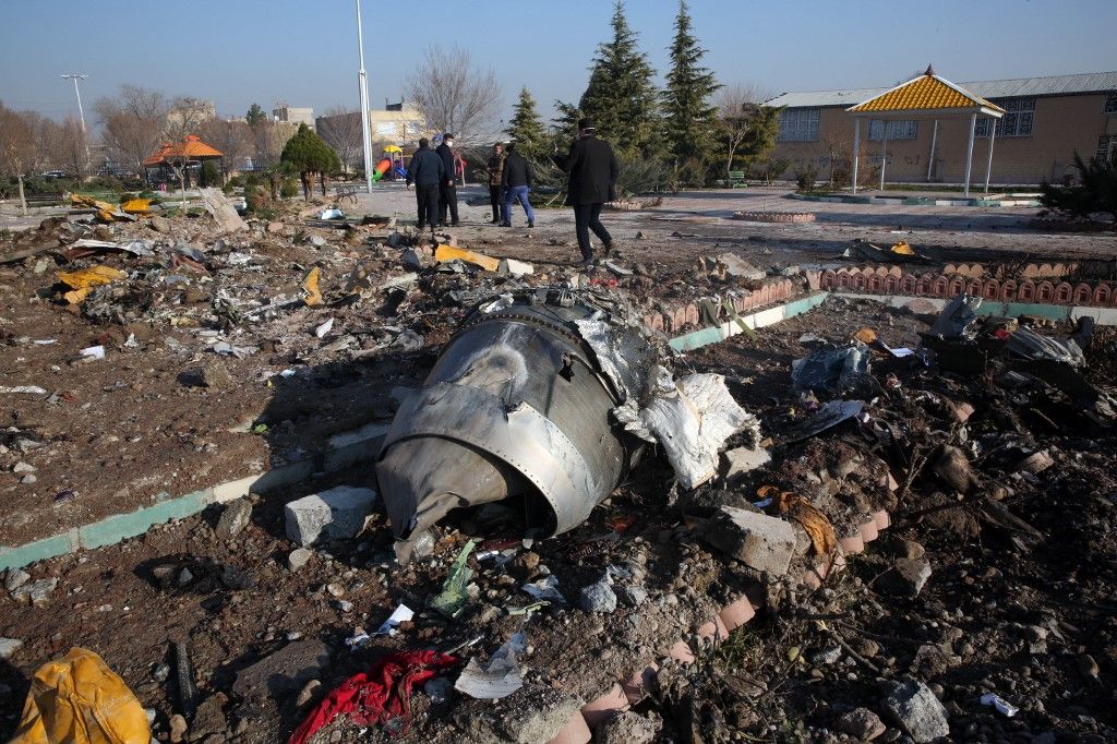 Una aeronave de Ukranie International Airlines se precipitó a tierra en Teherán, causando la muerte de las 176 personas a bordo. Ocurrió poco después de la descarga de misiles contra bases de EEUU en Irak. Al parecer no hay relación.