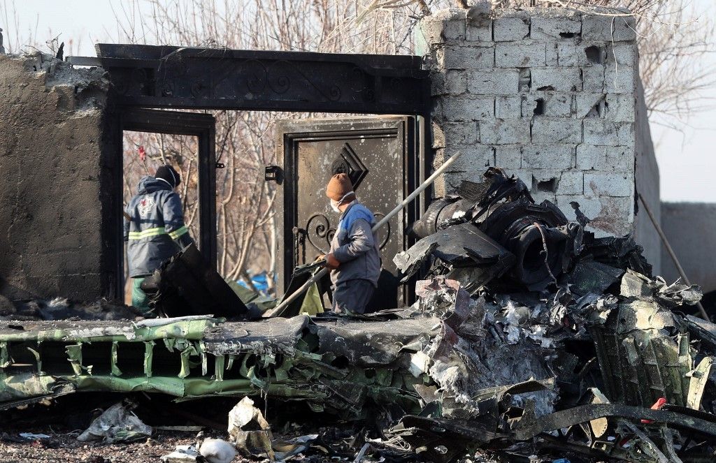 Una aeronave de Ukranie International Airlines se precipitó a tierra en Teherán, causando la muerte de las 176 personas a bordo. Ocurrió poco después de la descarga de misiles contra bases de EEUU en Irak. Al parecer no hay relación.