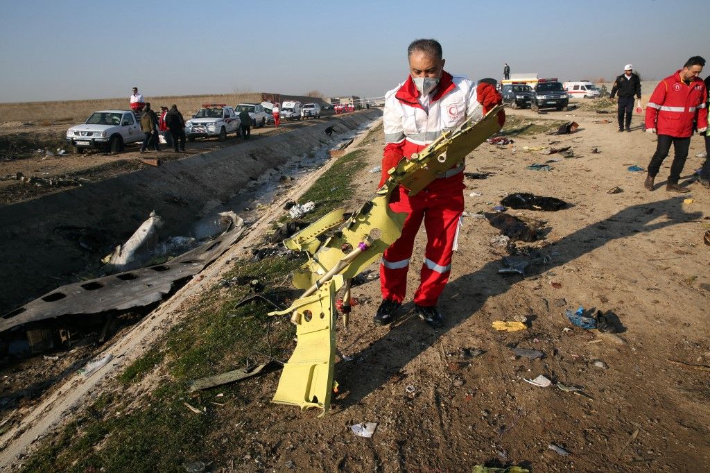 Una aeronave de Ukranie International Airlines se precipitó a tierra en Teherán, causando la muerte de las 176 personas a bordo. Ocurrió poco después de la descarga de misiles contra bases de EEUU en Irak. Al parecer no hay relación.