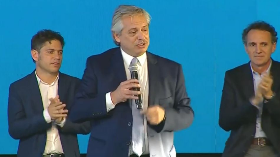 El presidente Alberto Fernández en el acto de San Fernando, flanqueado por el goberanador Kicillof y el ministro Katopodis.