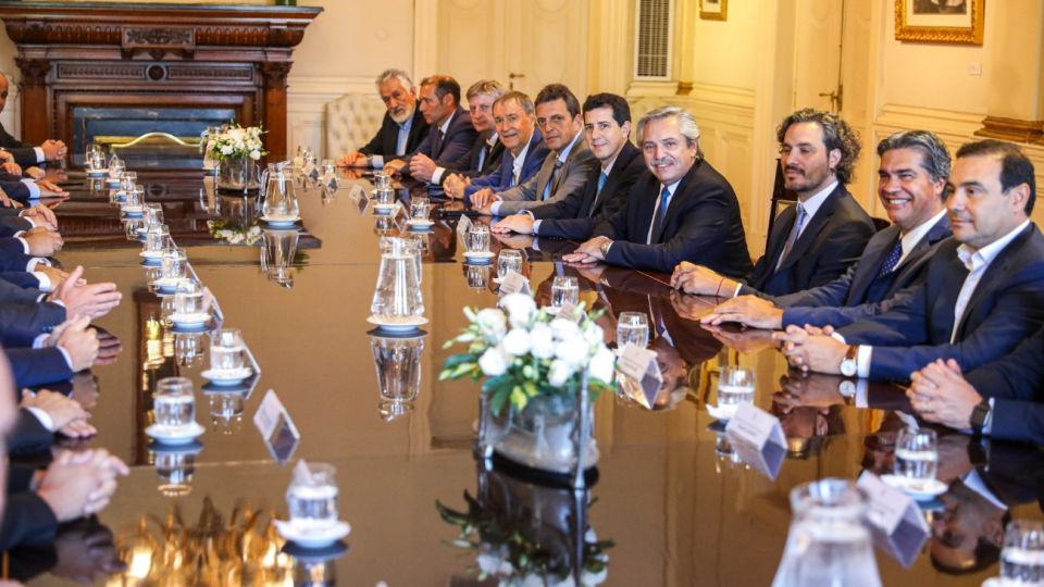 Gobernadores en Casa Rosada con Alberto Fernández, Santiago Cafiero y Eduardo 'Wado' De Pedro.