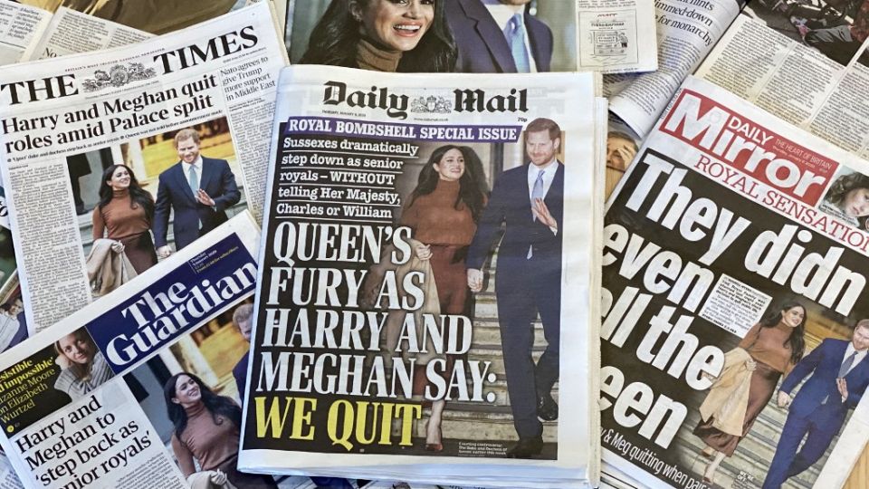 Enrique, hijo menor del príncipe Carlos -heredero al trono-, y Meghan, una actriz californiana que renunció a su profesión al entrar en la familia real, anunciaron que se retiraban "como miembros de primer rango de la familia real" para "adquirir independencia financiera".