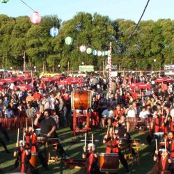 Cada año el Bon Odori ofrece shows musicales y diferentes stands de comida e indumentaria.