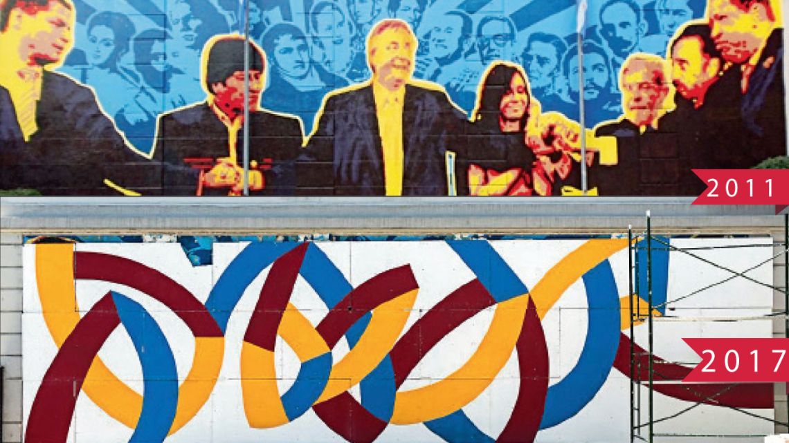 Rescate épico. Bauer sacó de una dependencia la obra con que el macrismo había tapado el mural de los políticos. | Foto:Cedoc
