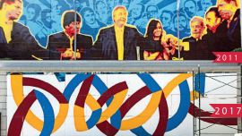 Rescate épico. Bauer sacó de una dependencia la obra con que el macrismo había tapado el mural de los políticos.