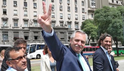 Contento. Fernández, ayer, al ingresar a la Casa Rosada junto al jefe de Gabinete, Santiago Cafiero.