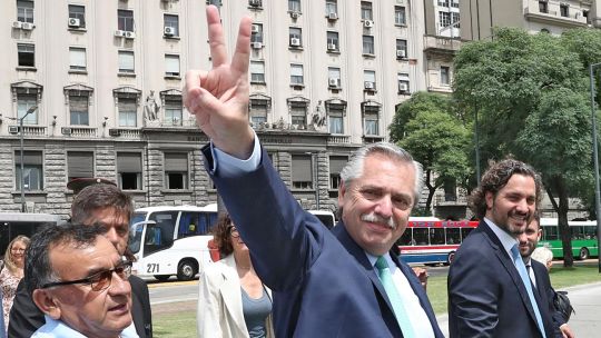 Contento. Fernández, ayer, al ingresar a la Casa Rosada junto al jefe de Gabinete, Santiago Cafiero.