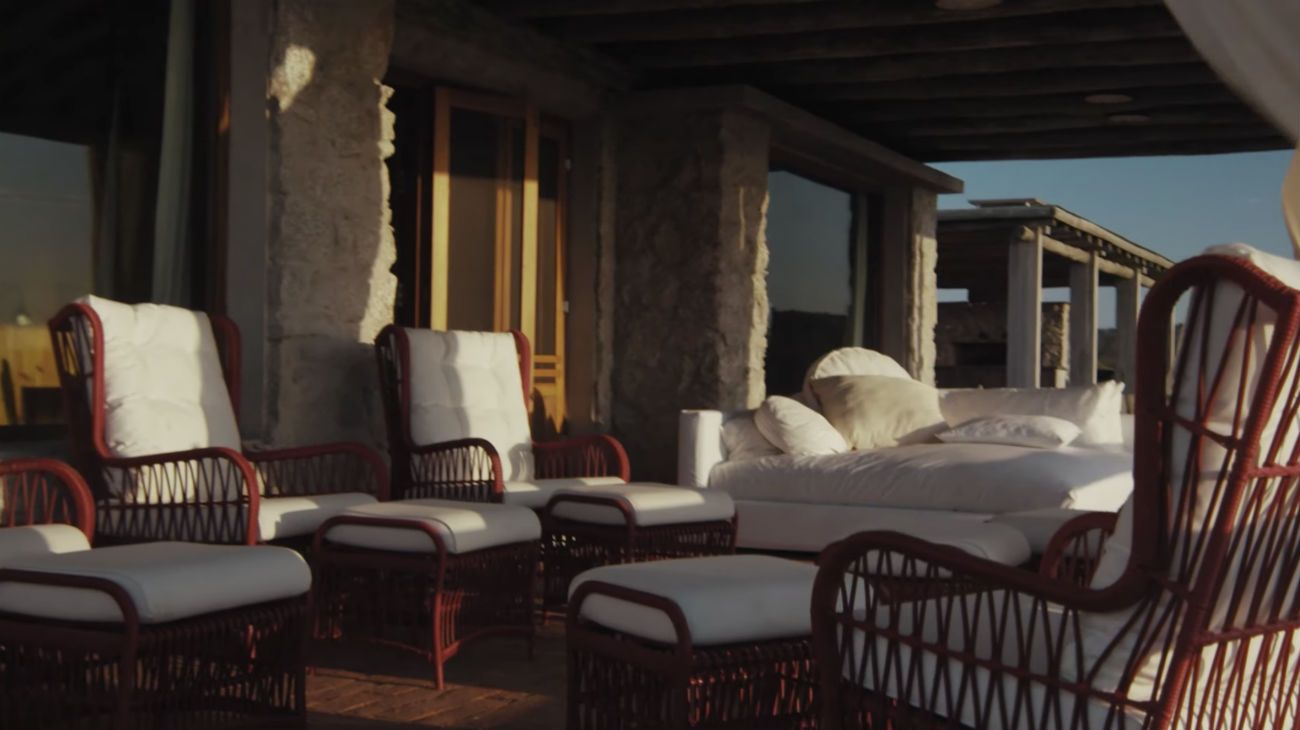 ESPACIOS. No hubo lugar de la casa que los invitados no pudieran visitar. El más fotografiado fue el cuarto de Susana. Y también la amplia cocina con un horno de barro incluido. Madera, piedra y cemento alisado dominan la arquitectura de “La Tertulia”. La piscina, otro item destacado de la propiedad.