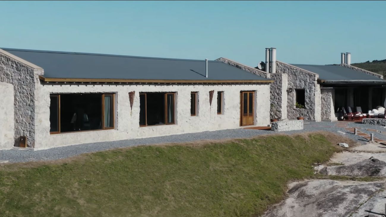 ESPACIOS. No hubo lugar de la casa que los invitados no pudieran visitar. El más fotografiado fue el cuarto de Susana. Y también la amplia cocina con un horno de barro incluido. Madera, piedra y cemento alisado dominan la arquitectura de “La Tertulia”. La piscina, otro item destacado de la propiedad.