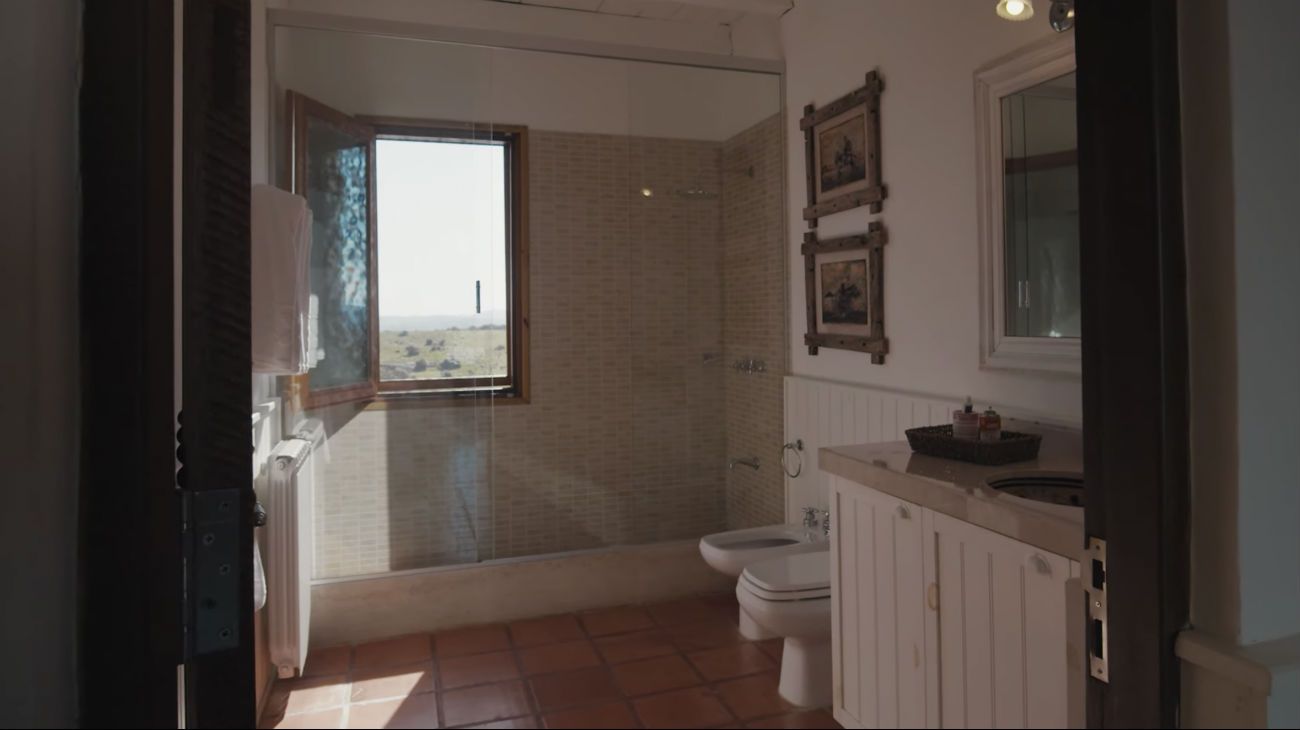 ESPACIOS. No hubo lugar de la casa que los invitados no pudieran visitar. El más fotografiado fue el cuarto de Susana. Y también la amplia cocina con un horno de barro incluido. Madera, piedra y cemento alisado dominan la arquitectura de “La Tertulia”. La piscina, otro item destacado de la propiedad.