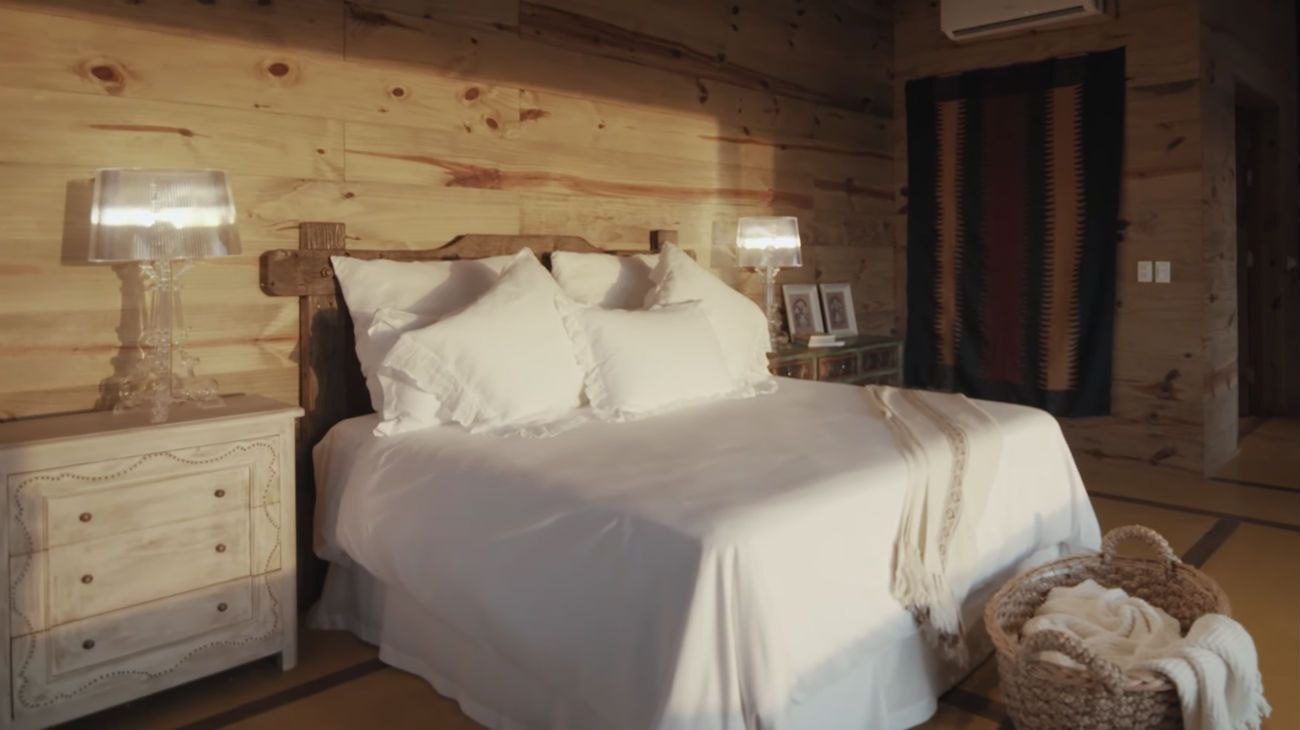 ESPACIOS. No hubo lugar de la casa que los invitados no pudieran visitar. El más fotografiado fue el cuarto de Susana. Y también la amplia cocina con un horno de barro incluido. Madera, piedra y cemento alisado dominan la arquitectura de “La Tertulia”. La piscina, otro item destacado de la propiedad.