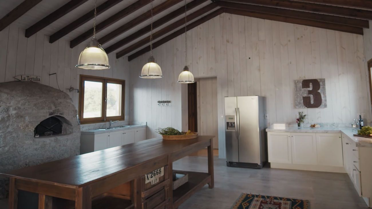 ESPACIOS. No hubo lugar de la casa que los invitados no pudieran visitar. El más fotografiado fue el cuarto de Susana. Y también la amplia cocina con un horno de barro incluido. Madera, piedra y cemento alisado dominan la arquitectura de “La Tertulia”. La piscina, otro item destacado de la propiedad.