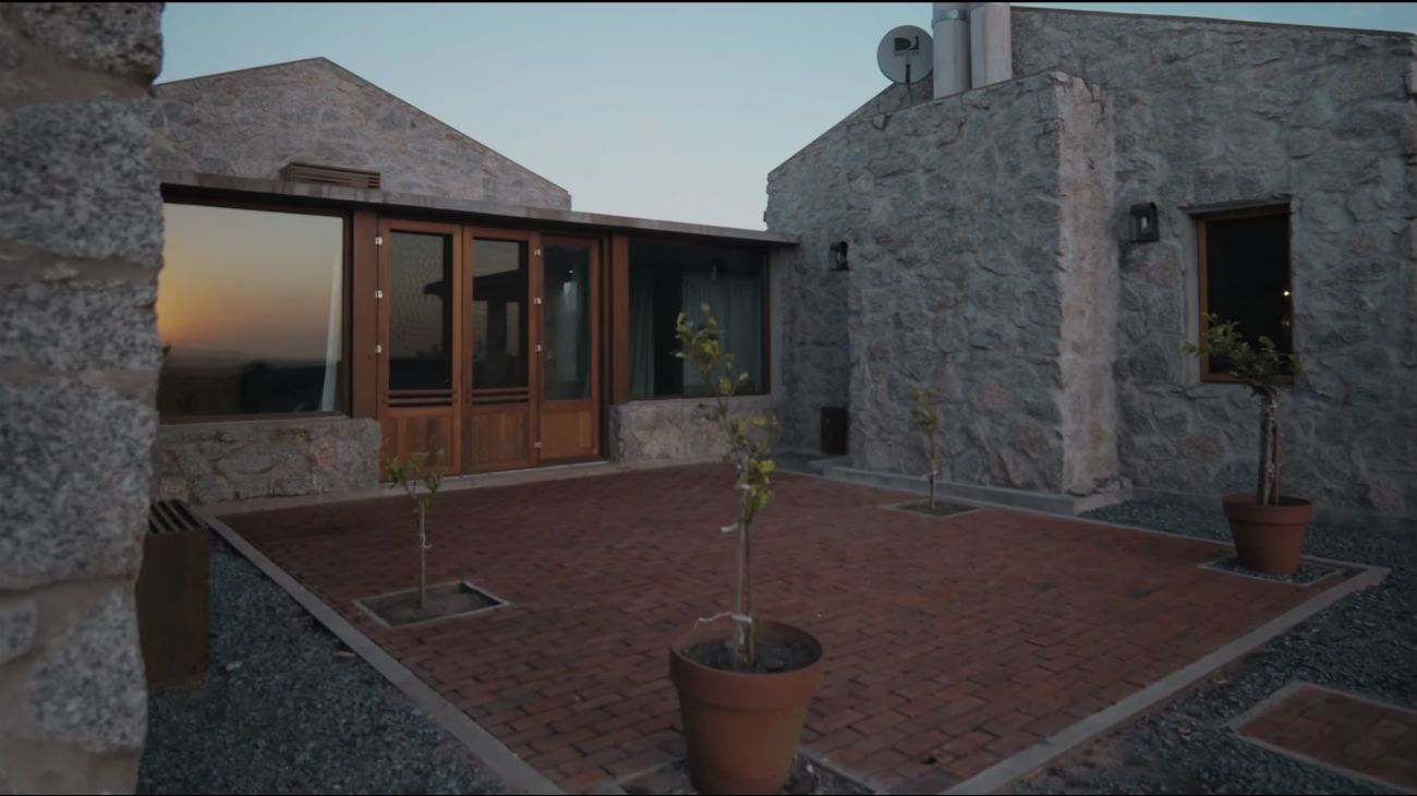 ESPACIOS. No hubo lugar de la casa que los invitados no pudieran visitar. El más fotografiado fue el cuarto de Susana. Y también la amplia cocina con un horno de barro incluido. Madera, piedra y cemento alisado dominan la arquitectura de “La Tertulia”. La piscina, otro item destacado de la propiedad.